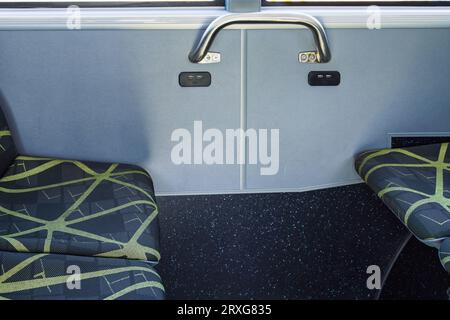 5 V 2,1 A Dual-USB-Ladeanschluss zwischen leeren Sitzen in einem Elektrobus. Stockfoto