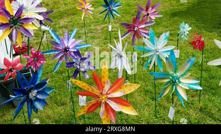 Farbenfrohe Windmühlen aus Kunststoff zum Verkauf auf einem Landfest, Großbritannien - John Gollop Stockfoto