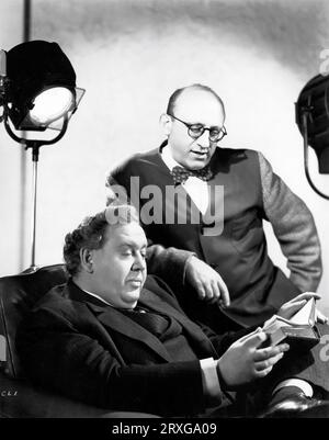 CHARLES LAUGHTON und Regisseur ROBERT SIODMAK auf einem Porträt während der Dreharbeiten zu dem VERDÄCHTIGEN Roman James Ronald Universal Pictures von 1944 Stockfoto