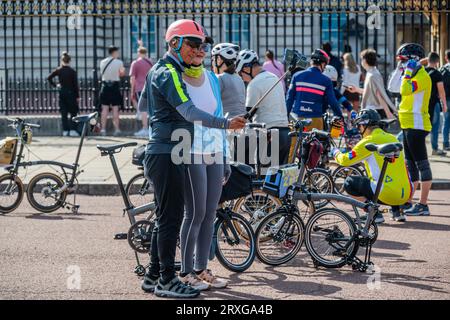 London, Großbritannien. September 2023 25. Touristen aus Singapur bringen ihre Bromptons für einen Fabrikbesuch und eine Tour durch London mit. Sie halten für Fotos im Buckingham Palace. Guy Bell/Alamy Live News Stockfoto