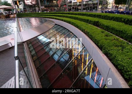 Sony Center von Helmut Jahn, Innenhof mit Brunnen, Berlin, Deutschland Stockfoto