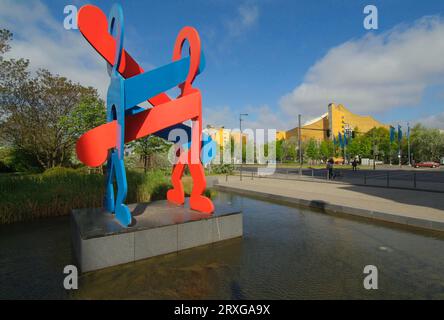 Philharmonie und Skulptur „die Boxer“ von Keith Haring, Potsdamer Platz, Berlin-Tiergarten, Philharmonie und Skulptur „die Boxer“ von Stockfoto