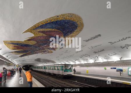 Künstlerisch gestaltetes Mosaik, Metro-Station Cluny La Sorbonne, Paris, Frankreich Stockfoto