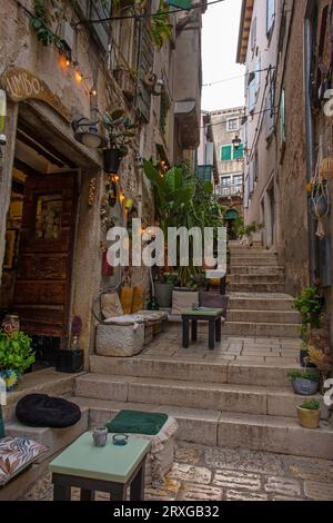 Rovinj, Kroatien - 10. Juli 2023. Eine kleine Bar in einer ruhigen Seitenstraße des historischen Zentrums der Altstadt von Rovinj in Istrien, Kroatien Stockfoto