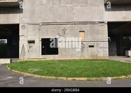 Betonplatten der Unité d’habitation in Firminy, Frankreich, symbolisieren Le Corbusiers Ansichten über den menschlichen Maßstab in Gebäuden, insbesondere Modular man Stockfoto