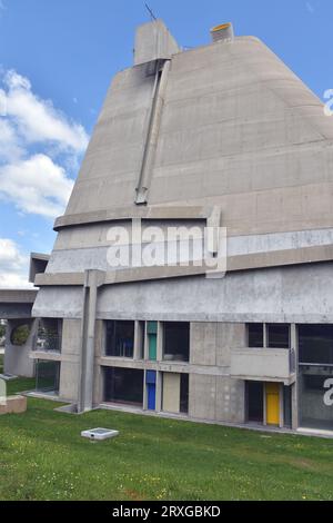 Kirche St. Pierre, heute Kulturzentrum, Firminy, Frankreich, Architekten Le Corbusier, et al. fast vollständig aus Stahlbeton, Baujahr 1973-2006 Stockfoto