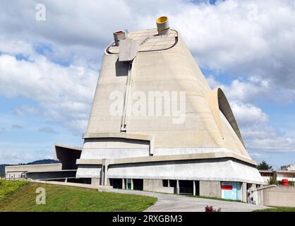 Kirche St. Pierre, heute Kulturzentrum, Firminy, Frankreich, Architekten Le Corbusier, et al. fast vollständig aus Stahlbeton, Baujahr 1973-2006 Stockfoto