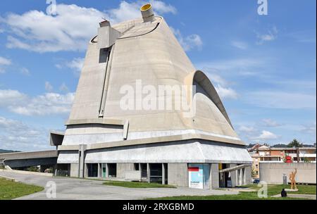 Kirche St. Pierre, heute Kulturzentrum, Firminy, Frankreich, Architekten Le Corbusier, et al. fast vollständig aus Stahlbeton, Baujahr 1973-2006 Stockfoto