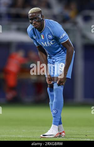 Der nigerianische Stürmer Victor Osimhen von SSC Napoli schaut während des Fußballspiels der Serie A zwischen Bologna FC 1909 und SSC Napoli am 24. September 2023 im Stadio Renato Dall Ara Bologna an. Stockfoto