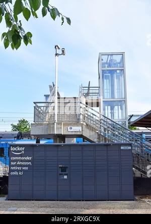 Firminy SNCF Station, der ursprüngliche Bahnhof wurde 1832 gebaut. Blick vom Vorplatz auf die Fußgängerbrücke, jetzt durch verglaste Aufzüge, die freien Zugang bieten Stockfoto