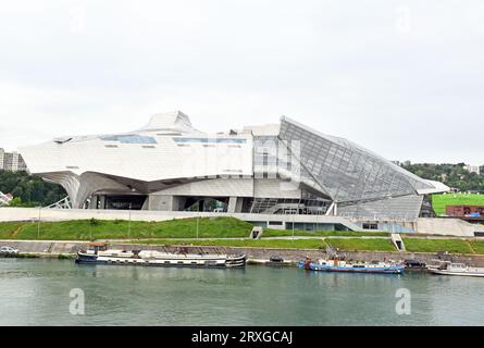 Musée des Confluences, Lyon, Frankreich, Museum im dekonstruktivistischen Stil mit Glas und reflektierendem Metall, Architekten Coop Himmelb(l)au, unter bedecktem Himmel Stockfoto