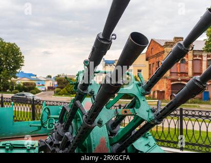 Schuss des alten Militärzuges mit Maschinengewehr darauf. Stockfoto