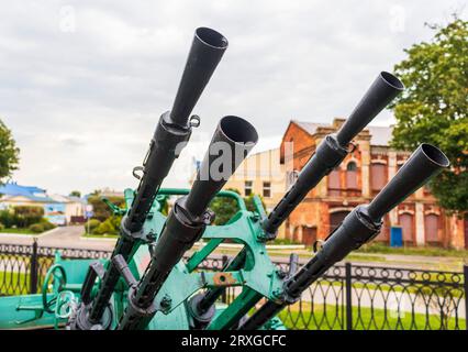 Schuss des alten Militärzuges mit Maschinengewehr darauf. Stockfoto