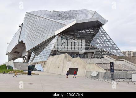 Musée des Confluences, Lyon, Frankreich, Museum im dekonstruktivistischen Stil mit Glas und reflektierendem Metall, Architekten Coop Himmelb(l)au, unter bedecktem Himmel Stockfoto