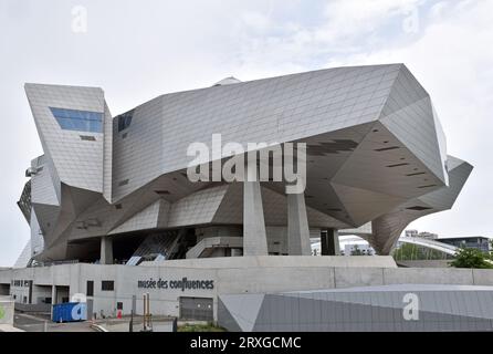 Musée des Confluences, Lyon, Frankreich, Museum im dekonstruktivistischen Stil mit Glas und reflektierendem Metall, Architekten Coop Himmelb(l)au, unter bedecktem Himmel Stockfoto