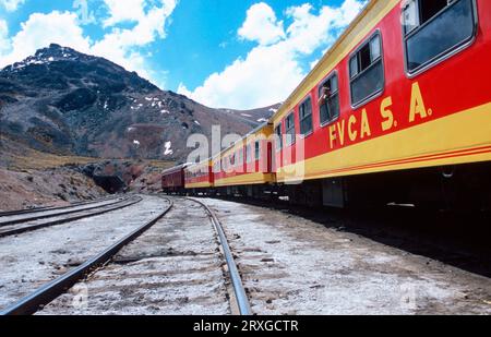 Zug in Galera Bahnhof, 4781 m, Eisenbahn 'Ferrocarril Central' zwischen Lima und Huancayo, höchste Eisenbahn der Welt, Anden, Peru Stockfoto