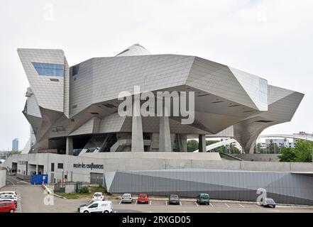 Musée des Confluences, Lyon, Frankreich, Museum im dekonstruktivistischen Stil mit Glas und reflektierendem Metall, Architekten Coop Himmelb(l)au, unter bedecktem Himmel Stockfoto