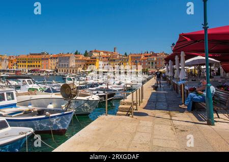Rovinj, Kroatien - 9. Juli 2023. Restaurants liegen direkt am Wasser gegenüber der Altstadt von Rovinj in Istrien, Kroatien Stockfoto