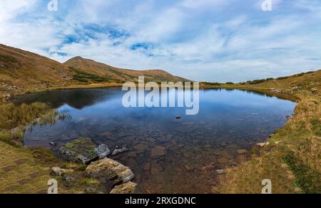 Nesamovyte-See - einer der höchsten alpinen Seen in den ukrainischen Karpaten. Stockfoto