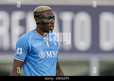 Der nigerianische Stürmer Victor Osimhen von SSC Napoli schaut während des Fußballspiels der Serie A zwischen Bologna FC 1909 und SSC Napoli am 24. September 2023 im Stadio Renato Dall Ara Bologna an. Stockfoto