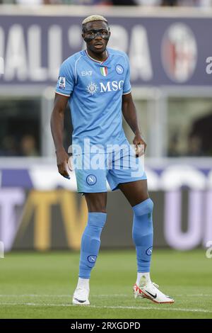 Der nigerianische Stürmer Victor Osimhen von SSC Napoli schaut während des Fußballspiels der Serie A zwischen Bologna FC 1909 und SSC Napoli am 24. September 2023 im Stadio Renato Dall Ara Bologna an. Stockfoto