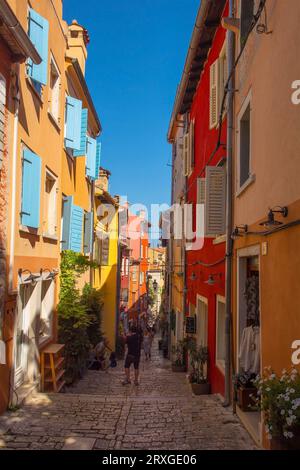 Rovinj, Kroatien - 9. Juli 2023. Eine Straße im historischen Zentrum der Altstadt von Rovinj in Istrien, Kroatien Stockfoto