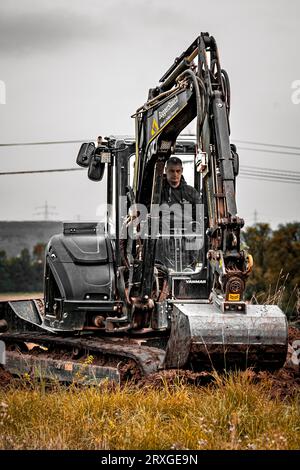 Black Yanmar Mini-Raupenbagger bei Erdarbeiten für den Hausbau auf der Baustelle Stockfoto