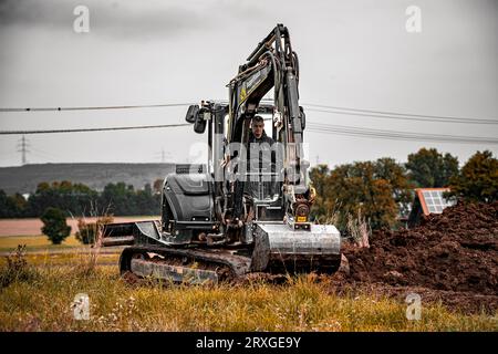 Black Yanmar Mini-Raupenbagger bei Erdarbeiten für den Hausbau auf der Baustelle Stockfoto