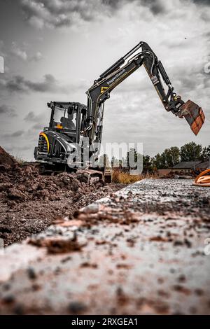 Black Yanmar Mini Raupenbagger bei Erdarbeiten für den Hausbau auf der Baustelle, Deutschland Stockfoto