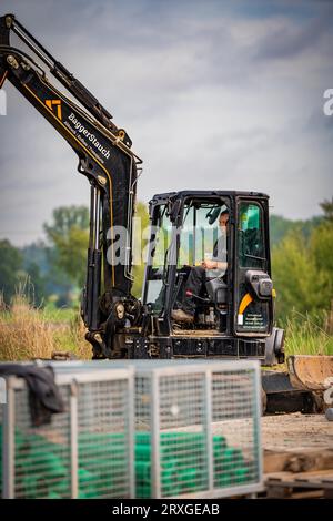 Black Yanmar Mini Raupenbagger bei Erdarbeiten für den Hausbau auf der Baustelle, Deutschland Stockfoto