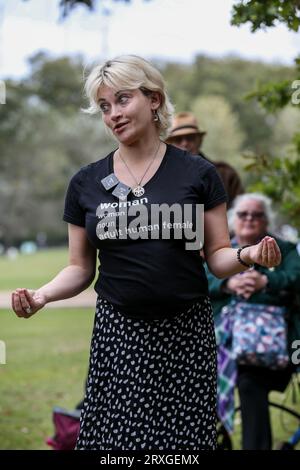 Im Hyde Park steht eine Frau in einem T-Shirt mit der Definition einer Frau zum Sprechen bereit. Kellie-Jay Keen aka Posie Parker ist die Gründerin der umstrittenen Gruppe Standing for Women, die jeden Monat ein Treffen mit dem Titel "Let Women Speak" veranstaltet, bei dem Frauen ermutigt werden, offen darüber zu sprechen, wie Transgenderismus die Rechte von Frauen beeinflusst. Sie hat sich gegen Pubertätsblocker und Hormonersatztherapie für Transgender-Kinder ausgesprochen. Sie wendet sich auch gegen Drag-Performances vor Kindern. Stockfoto