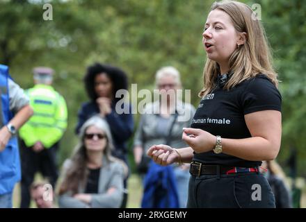Im Hyde Park steht eine Frau in einem T-Shirt mit der Definition einer Frau zum Sprechen bereit. Kellie-Jay Keen aka Posie Parker ist die Gründerin der umstrittenen Gruppe Standing for Women, die jeden Monat ein Treffen mit dem Titel "Let Women Speak" veranstaltet, bei dem Frauen ermutigt werden, offen darüber zu sprechen, wie Transgenderismus die Rechte von Frauen beeinflusst. Sie hat sich gegen Pubertätsblocker und Hormonersatztherapie für Transgender-Kinder ausgesprochen. Sie wendet sich auch gegen Drag-Performances vor Kindern. Stockfoto