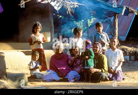 Eine Gruppe von Betta-Kurumba-Stammesbewohnern, die für die Kamera posieren, in Theppakadu im Mudumalai-Nationalpark, Nilgiris, Tamil Nadu, Südindien, Indien, Asien Stockfoto