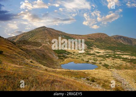 Nesamovyte-See - einer der höchsten alpinen Seen in den ukrainischen Karpaten. Stockfoto