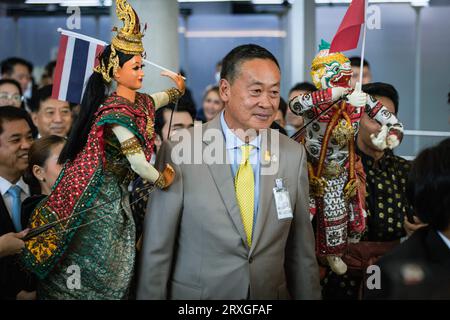 Bangkok, Bangkok, Thailand. September 2023 25. 25. September 2023, Samut Prakarn, Thailand. Befreiung von der Visumpflicht Chinesische Touristen, die von Shanghai abreisen, werden von der thailändischen Ministerpräsidentin Srettha Thavisin (C) während einer Begrüßungszeremonie begrüßt, die am 25. September 2023 am Suvarnabhumi International Airport in der Provinz Samut Prakan in Thailand stattfindet. Die thailändische Regierung gewährte den chinesischen und kasachischen Touristen eine fünfmonatige Visumbefreiung, die vom 25. September 2023 bis zum 29. Februar 2024 in Kraft trat und auf die Erzielung von Tourismuseinnahmen abzielte. (Bild: © Wissarut Stockfoto