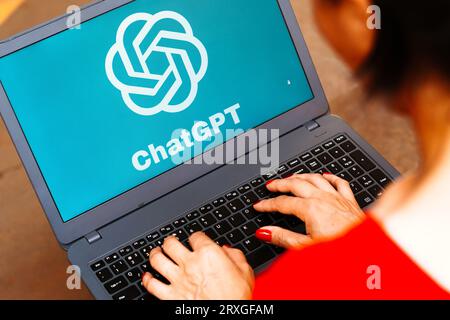 In dieser Abbildung wird das ChatGPT-Logo auf einem Notebook-Bildschirm angezeigt. Stockfoto