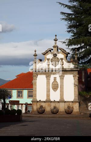 Wasserbrunnen und -Täler im barocken Stil, neben der Igreja da Misericordia, einer Kirche neben der Kathedrale in Viseu, Portugal Stockfoto