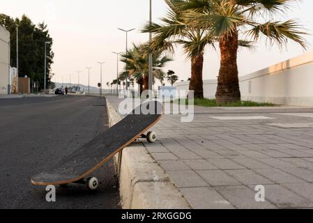 Skateboard in nuova strada deserta Stockfoto