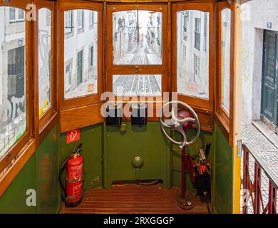 Im Auto der Seilbahn Elevador da Bica, Lissabon, Portugal Stockfoto