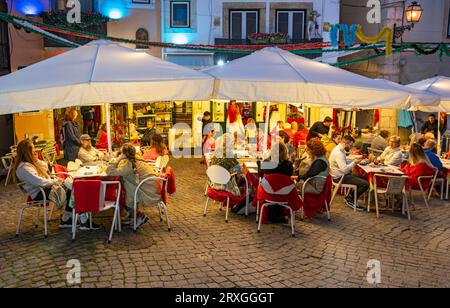 Restaurant im Freien in Alfama bei Nacht, Lissabon, Portugal Stockfoto