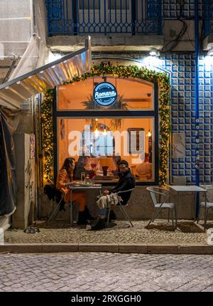 Restaurant im Freien in Alfama bei Nacht, Lissabon, Portugal Stockfoto