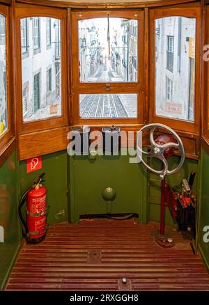 Im Auto der Seilbahn Elevador da Bica, Lissabon, Portugal Stockfoto