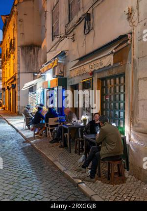 Restaurant im Freien in Alfama bei Nacht, Lissabon, Portugal Stockfoto