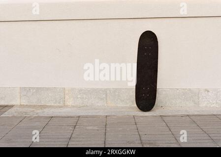 Skateboard in nuova strada deserta Stockfoto