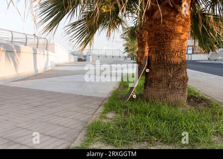 Skateboard in nuova strada deserta Stockfoto