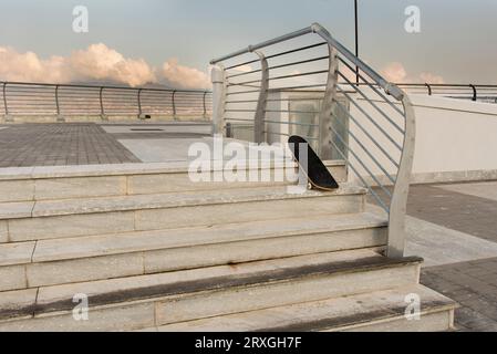 Skateboard in nuova strada deserta Stockfoto