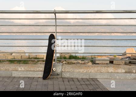 Skateboard in nuova strada deserta Stockfoto