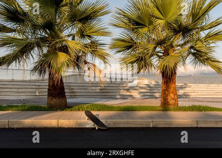 Skateboard in nuova strada deserta Stockfoto