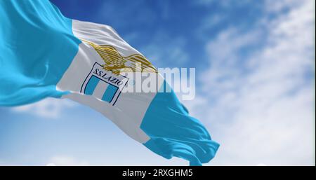 Rom, Italien, 2. September 2023: Flagge der SS Lazio weht an klaren Tagen. Professioneller Fußballverein mit Sitz in Rom. Illustrative Editorial 3d Illustration rende Stockfoto