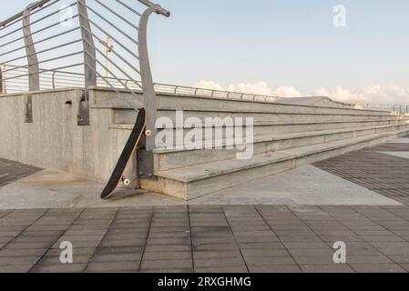 Skateboard in nuova strada deserta Stockfoto